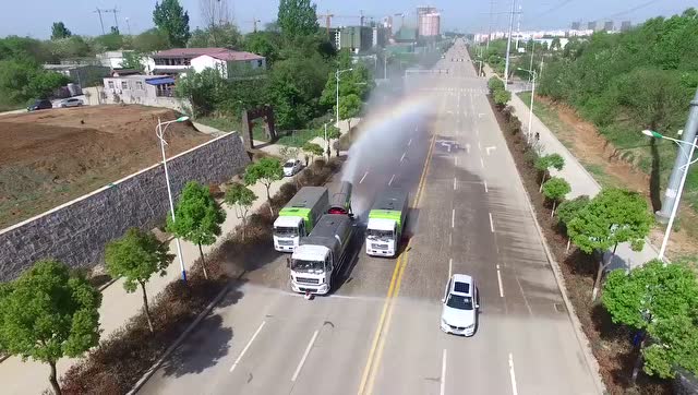信陽(yáng)雄獅重工抑塵車、清掃車后美麗彩虹